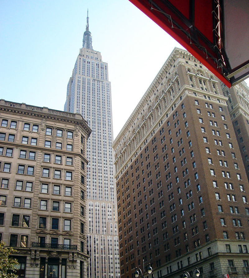 Empire State Building visto desde el nivel de la calle de día - Foto de AHM