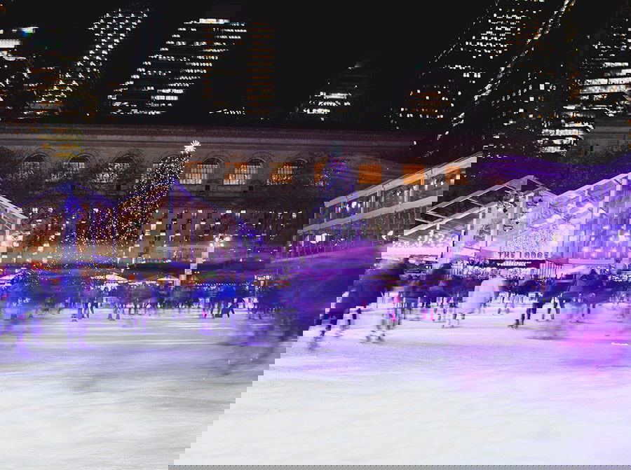 Winter Village en Bryant Park tiene uno de los mercados navideños de Nueva York más clásicos. Foto de la pista de patinaje de Johnell Pannell on Unsplash disponible en https://unsplash.com/photos/CTzxyWsV6JQ