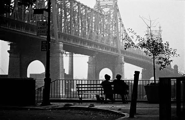 Escena de Manhattan de Woody Allen donde contempla la ciudad bajo el puente de quensborough