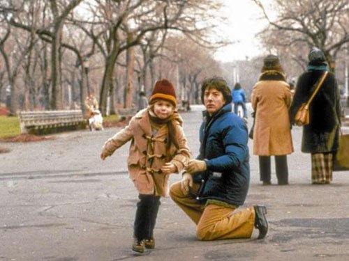 Escena de Kramer vs Kramer donde se ve a Dustin Hoffman y al niño en el Paseo de los  Literatos en Central Park - Captura de pantalla de la película.