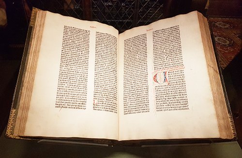 Biblia de Gutenberg original expuesta en la Biblioteca The Morgan en Manhattan - Foto de AHM