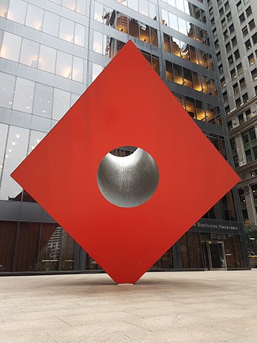 Red Cube de Noguchi en el Distrito Financiero (140 Broadway) - Foto de Andrea Hoare Madrid