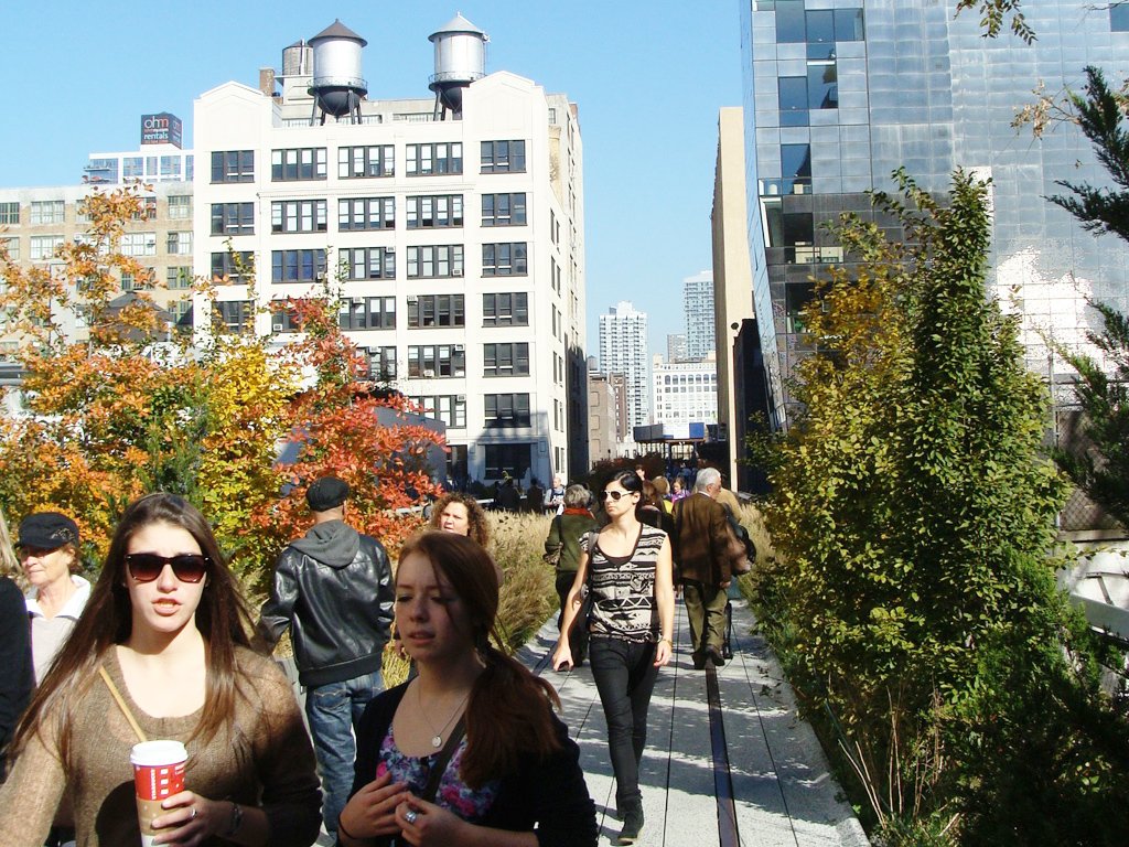 Gente caminando por el High Line Park en el Meatpacking District - Foto de AHM