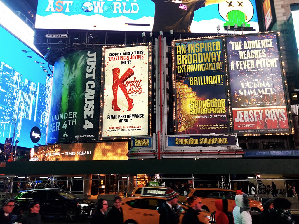Letreros iluminados de musicales de Broadway en Times Square de noche - Foto de Andrea Hoare Madrid - Guía de espectáculos en Nueva York