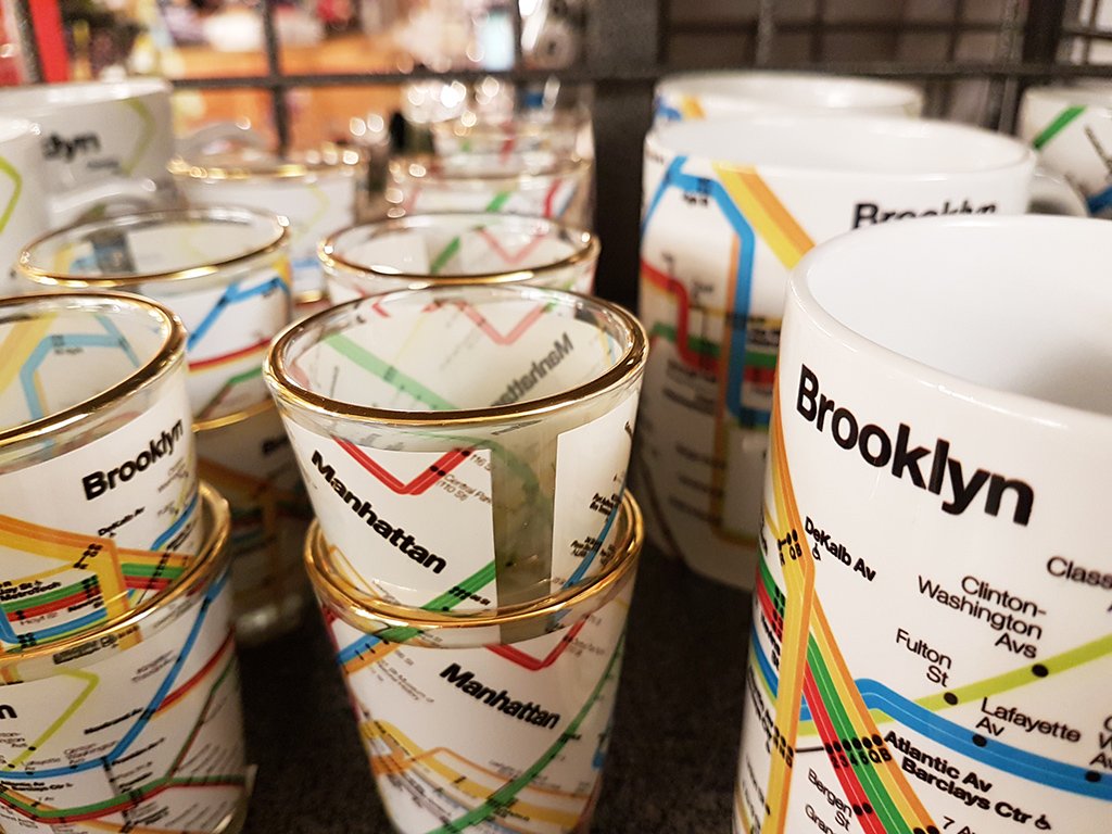 Souvenirs en el Museo del Tránsito en Brooklyn (mugs y vasos con el mapa del metro de NY) - Foto de AHM