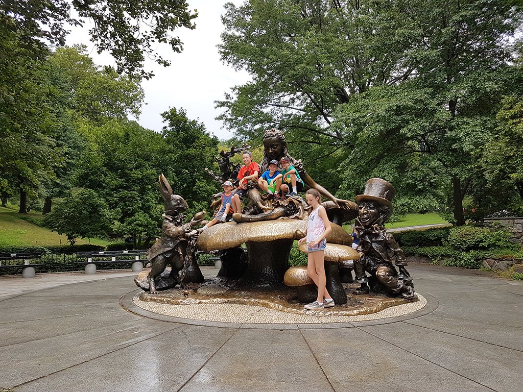 Estatua de Alicia en el País de las Maravillas en el Conservatory Water de Central Park - Foto de AHM