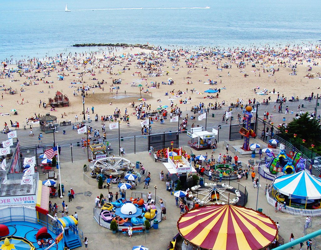 Playa de Coney Island en verano vista desde el Wonder Wheel en Luna Park - Foto de AHM - Durante agosto en Nueva York es plena temporada de playas.