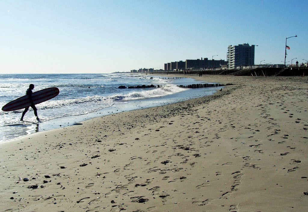 Surfista saliendo del agua en la playa de Queens Rockaway Beach, Foto de AHM