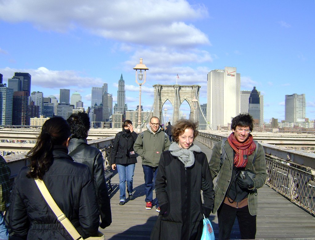 Turistas caminando por el Puente de Brooklyn - Foto de AHM