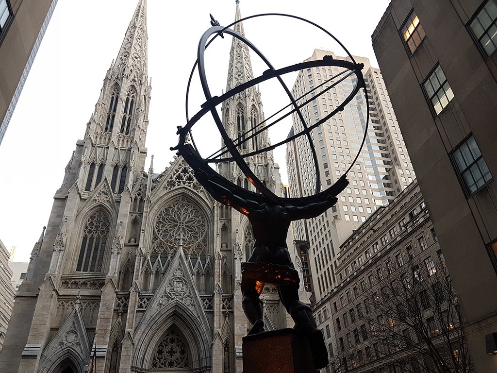 Foto de la fachada de la Catedral de San Patricio tomada desde atrás de la Estatua del Atlas del Rockefeller Center - Foto de Andrea Hoare Madrid