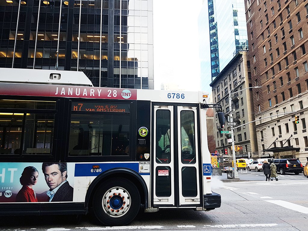 Bus transitando por calles de Manhattan - Foto de AHM - Guía para tomar los buses de Nueva York