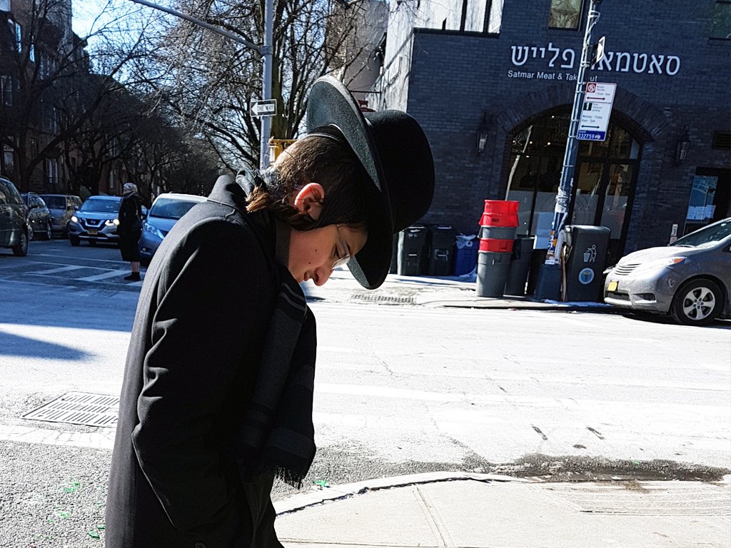 Joven judío jasídico caminando por Williamsburg - Foto de AHM
