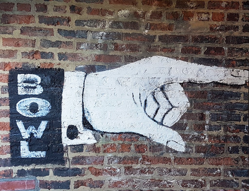 Anuncio "BOWL" pintado a mano sobre pared de ladrillos en Williamsburg - Foto de AHM