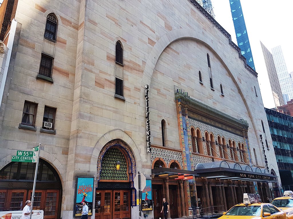 Fachada principal del New York City Center, uno de los teatros off-Broadway de Manhattan - Foto de AHM