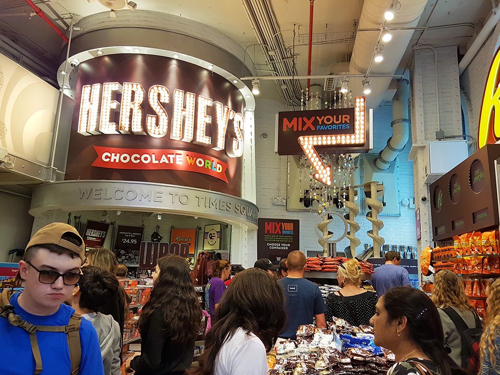 Turistas en el interior de la Tienda Hersheys en Times Square, Manhattan - Foto de AHM