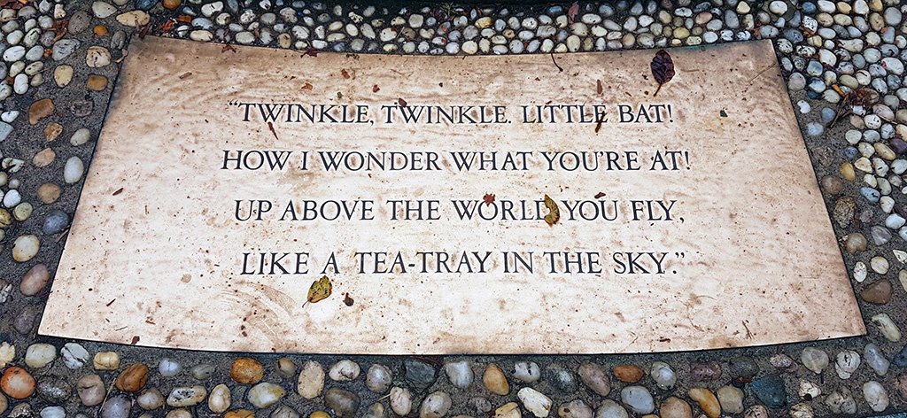 Cita del libro "Alicia en el País de las Maravillas" de Lewis Carrol. Twinkle, Twinkle, Little Bat!", poema recitado por el Sombrero Loco