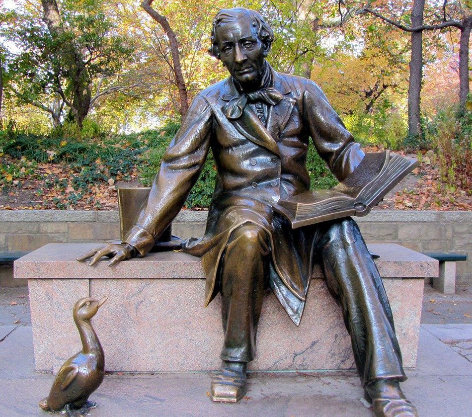 Fotografía de la Estatua de Hans Christian Andersen en Central Park de Ronile, Dominio Público vía Pixabay disponible en https://pixabay.com/es/photos/hans-christian-andersen-escultura-271451/