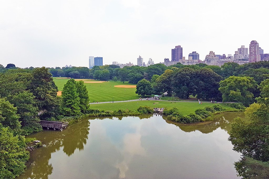 Foto del Great Lawn y del Turtle Pond vistos desde los balcones del Castillo de Belvedere. Guía de los prados de Central Park - Foto de AHM