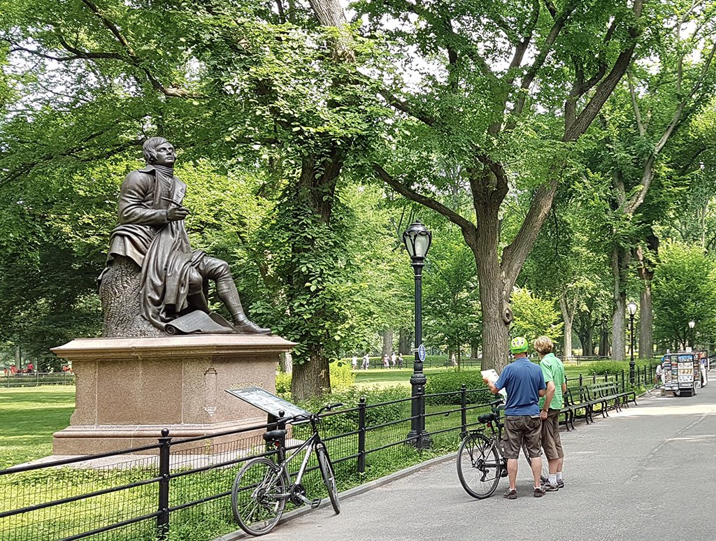 Turistas recorriendo Central Park en Bicicleta - Paseo de los Literatos - Foto de AHM