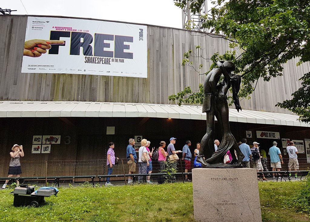 Personas en fila para conseguir entradas gratis al Festival de Teatro Shakespeare in the Park en Central Park - Foto de AHM - Una de las actividades recomendadas durante julio en Nueva York.