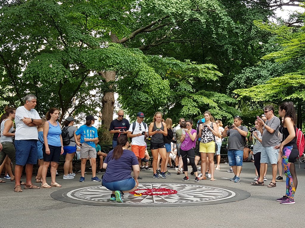 Turistas fotografiándose en el memorial de john Lennon en Central Park: Strawberry Fields. Foto de AHM