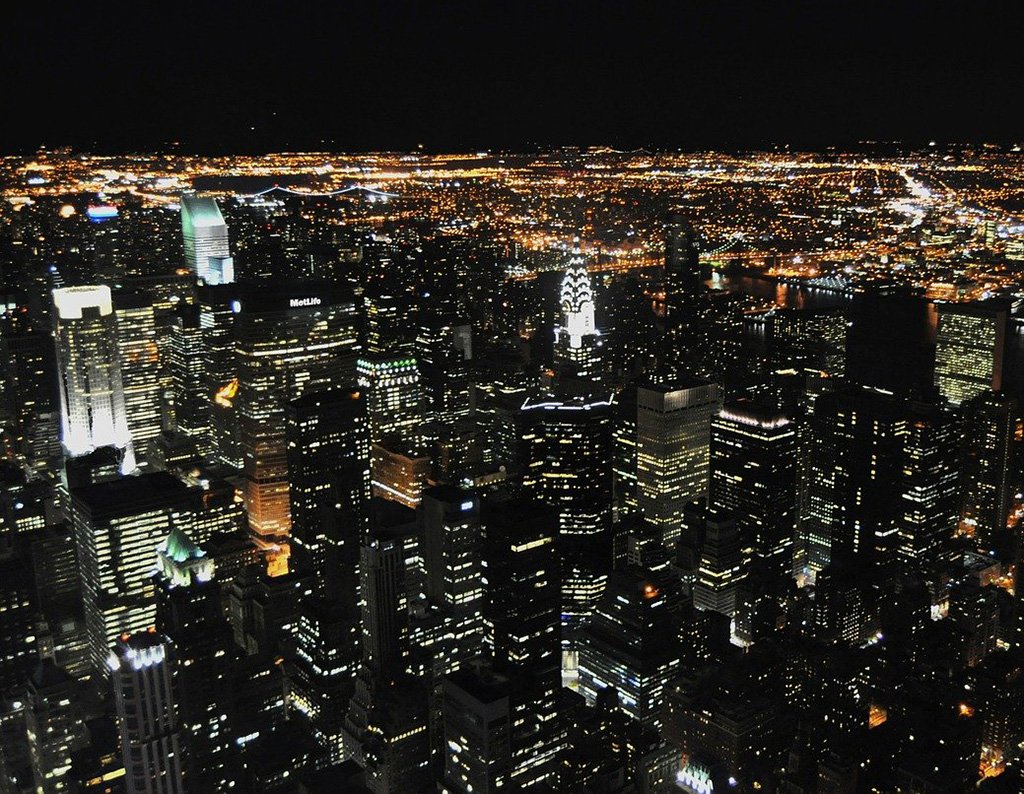 Vista nocturna de Manhattan desde el mirador del Empire State. Foto de ed2456 de Dominio Público vía Pixabay disponible en https://pixabay.com/es/photos/nuevo-york-manhattan-horizonte-165736/