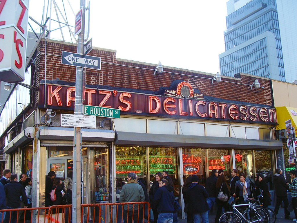 Filas de gente esperando entrar a comer a KATZ Delicatessen en el Lower East Side, uno de los mejores sandwiches de pastrami de la ciudad - Foto de AHM