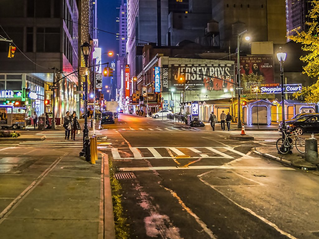 Calle de Hells Kitchen,  barrio de Midtown West Manhattan - Foto de BruceEmmerling con licencia de Dominio Público, vía Pixabay disponible en https://pixabay.com/es/photos/calle-ciudad-por-carretera-3346025/