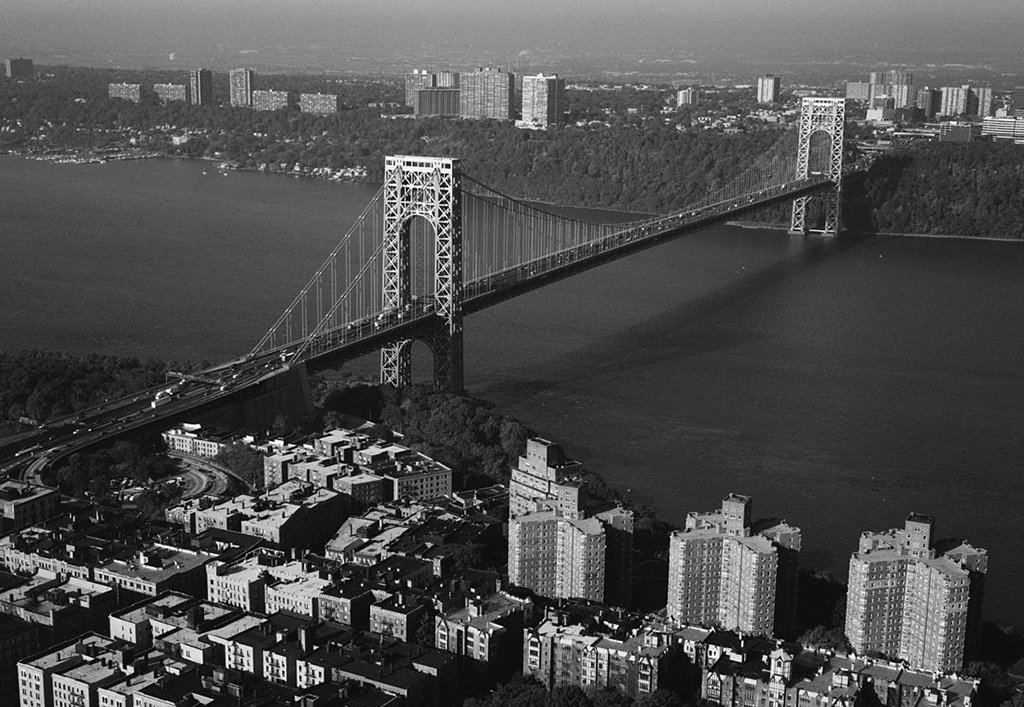 Puente George Washington que conecta New Jersey y Nueva York. Foto de Dominio Público de John T. "Jet" Lowe, vía Wikimedia disponible en https://es.m.wikipedia.org/wiki/Archivo:George_Washington_Bridge,_HAER_NY-129-78.jpg