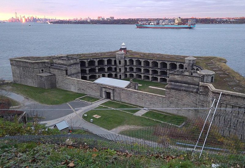 Fort Wadsworth lighthouse, Staten Island. Imagen de Parulmah / CC BY-SA (https://creativecommons.org/licenses/by-sa/4.0), vía Wikimedia disponible en https://commons.wikimedia.org/wiki/File:Fort_Wadsworth_Light.jpg