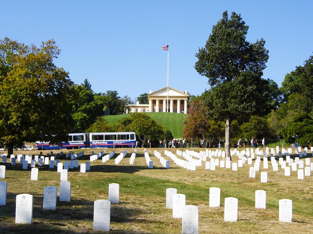 Filas de lápidas de soldados fallecidos en batallas en el Cementerio de Arlington - Estados Unidos. Foto de AHM