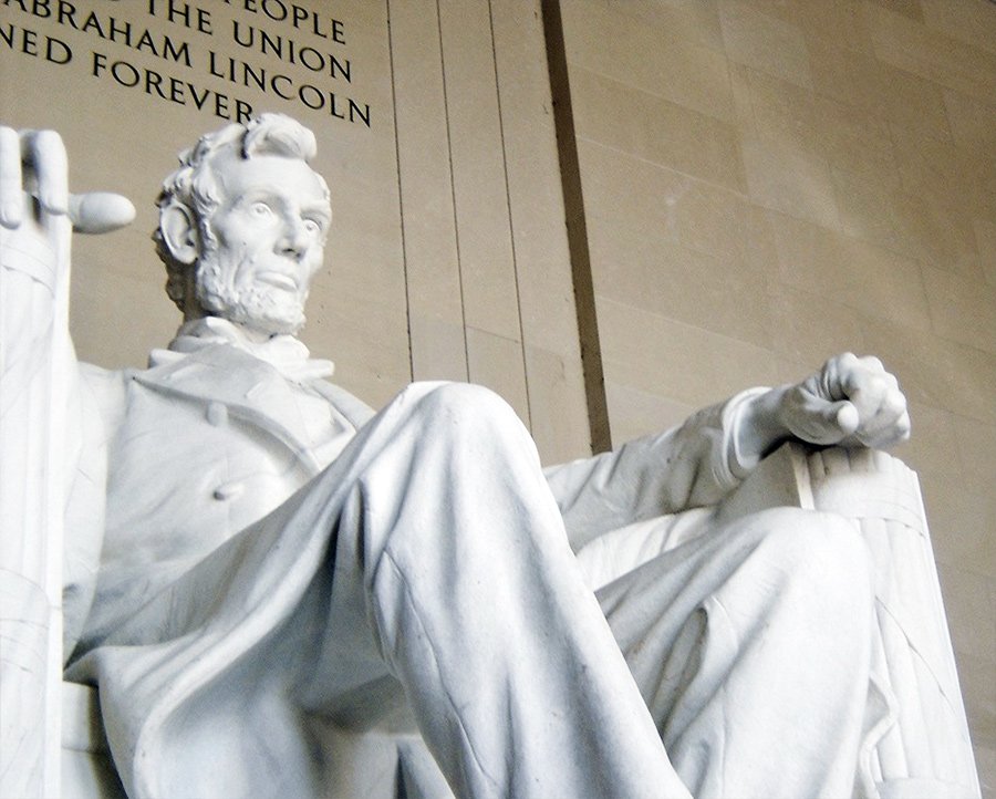 Estatua de Abraham Lincoln dentro del Lincoln Memorial en el National Mall de Washington DC - Foto de AHM