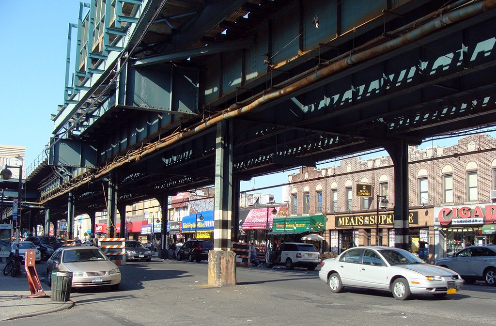 Calle y línea de metro elevada en Bensonhurst, Brooklyn. Foto de AHM