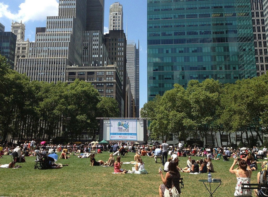 Foto de gente esperando la función de cine al aire libre en Bryant Park en verano - Foto de mschwander de Dominio Público vía Pixabay, disponible en https://pixabay.com/es/photos/parque-bryant-park-urbana-91947/