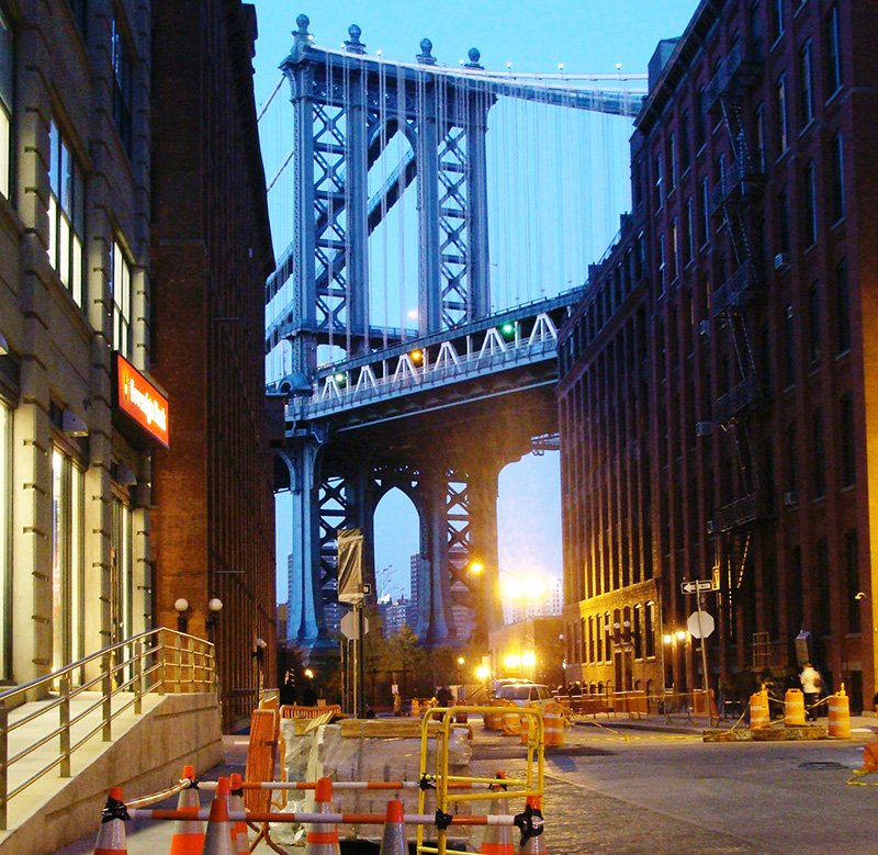 Puente de Manhattan visto desde el cruce de las calles Washington Street y Water Street en DUMBO al atardecer - Foto de Andrea Hoare Madrid