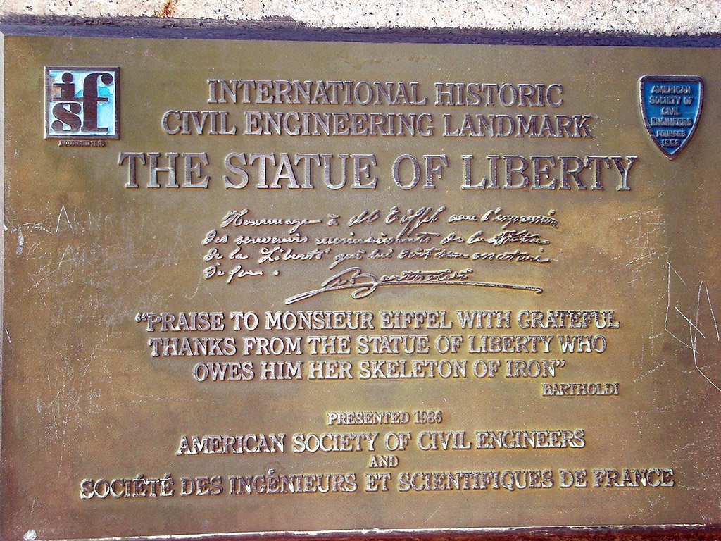 Placa conmemorativa de la Sociedad Americana de Ingenieros Civiles  Gustave Eiffel a quien se debe la estructura de acero de la Estatua de a Libertad - Foto de Jorge Hoare Madrid