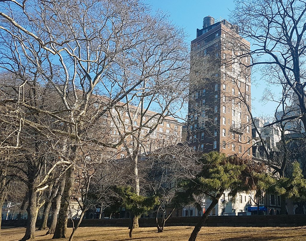 Edificio del Riverside Tower Hotel visto desde Hudson River Park - Foto de AHM