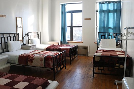 Foto habitación compartida en NY Moore Hostel en Brooklyn cortesía de Booking