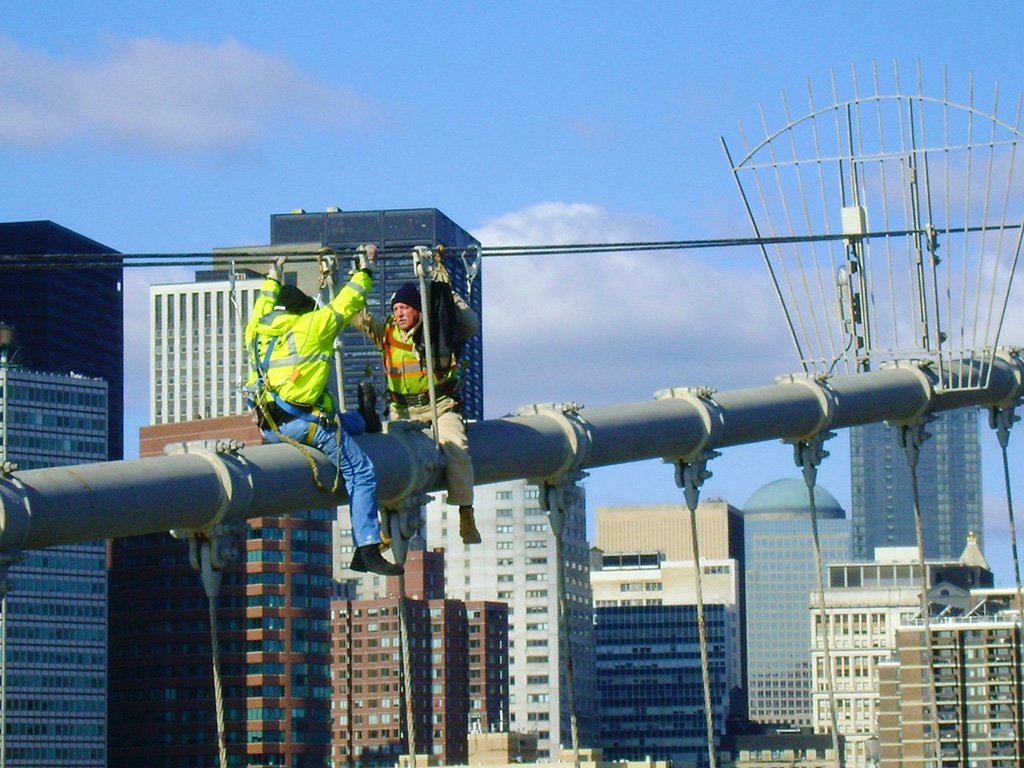 Obreros haciendo mantenimiento al Puente de Brooklyn - Foto de AHM