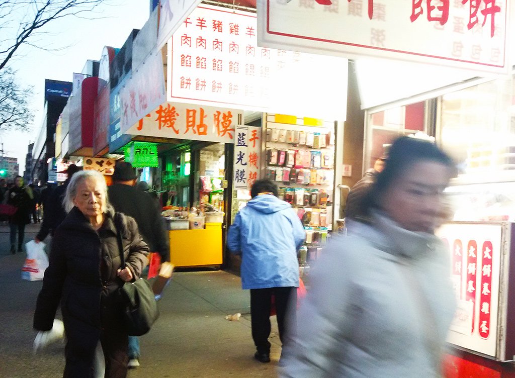 Gente asiática caminado por Flushing, the real Chinatown en Queens - Foto de Andrea Hoare Madrid