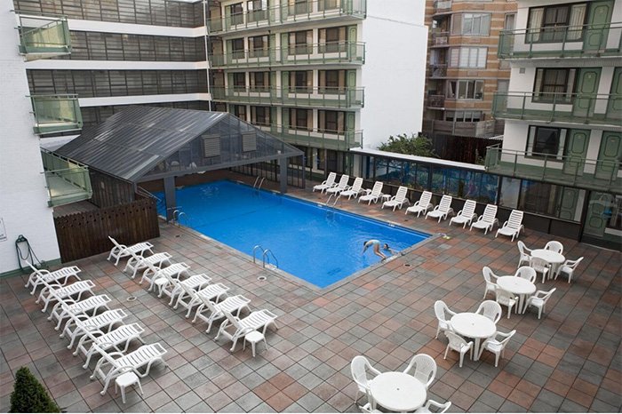 Foto de la piscina del Travel Inn Midtown Manhattan cortesía de Booking