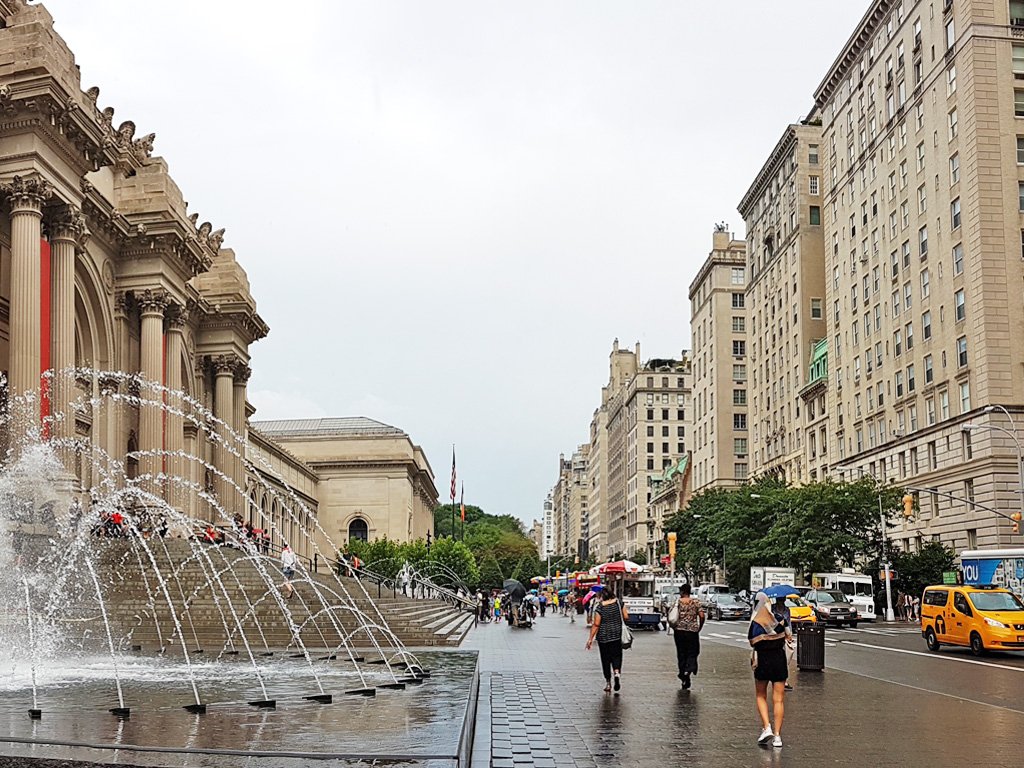 5 avenida a la altura del Upper East Side de Manhattan, a la izquierda entrada del Museo Metropolitano de Arte (MET) - Foto de AHM