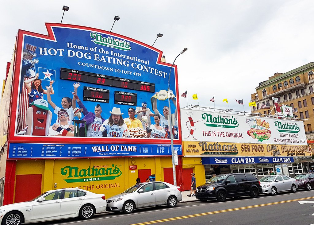 Wall of fame del Hot Dogs Easting Contest de Nathans en Brooklyn, una de las actividades imperdibles durante julio en Nueva York - Foto de AHM
