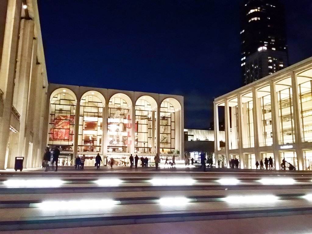 Vista de las escalinatas y el edificio del Lincoln Center en el Upper West Side de Manhattan - Una de las locaciones de los Cazafantasmas más reconodidas, allí trabajaba Dana Barret como celista de la Filarmónica - Foto de Andrea Hoare Madrid