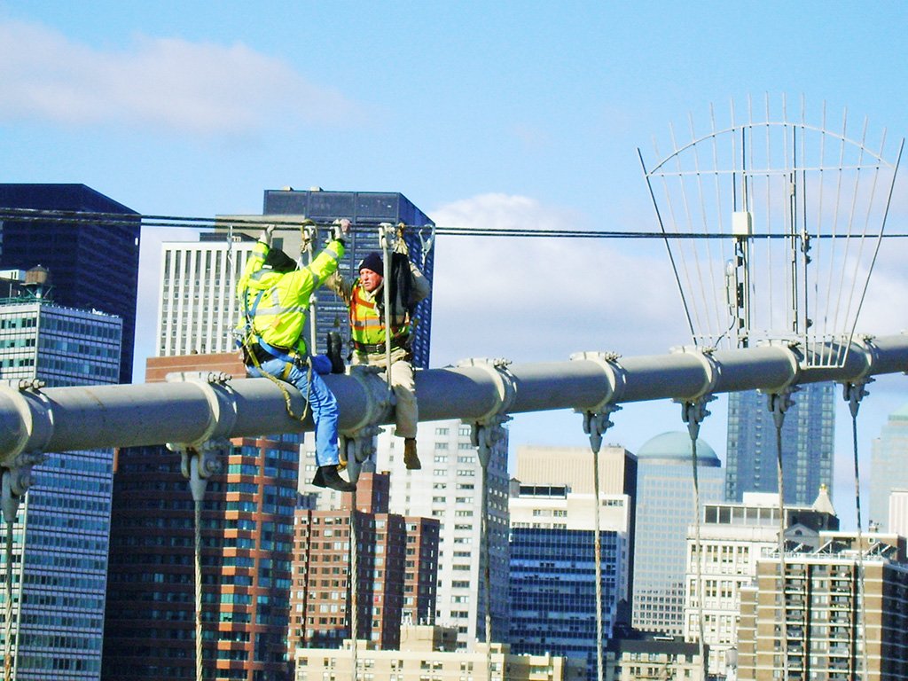 Trabajadores haciendo mantenimiento al Puente de Brooklyn - Foto de AHM