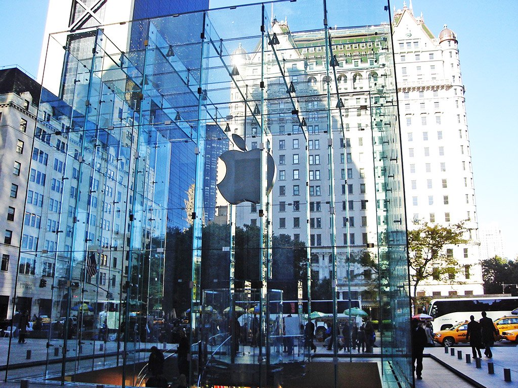 Reconocido cubo de vidrio entrada a la tienda Apple de la 5a avenida, al fondo destaca el Hotel Plaza - Foto de AHM