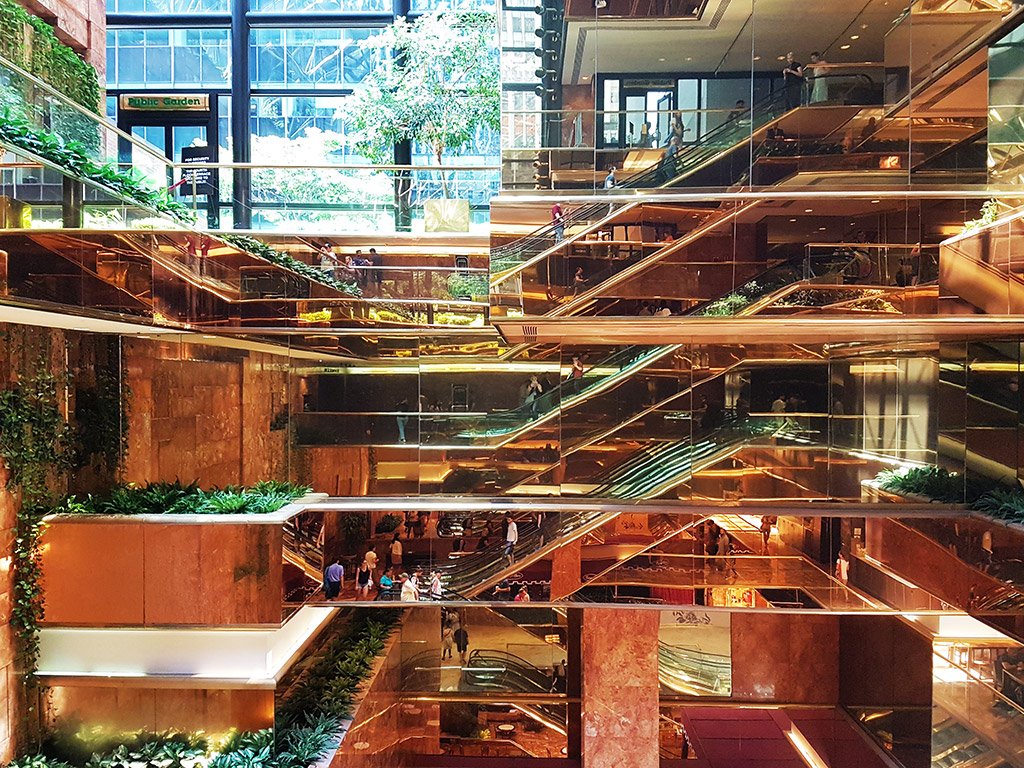 Interior del Trump Building, vista de la serie de escaleras mecánicas y espejos. Residencia privada de Ronald Trump en Manhattan - Foto de Andrea Hoare Madrid