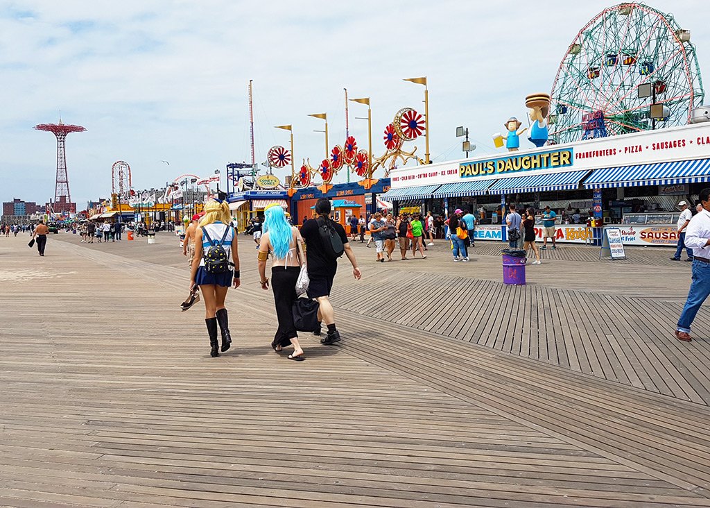Gente caminando por el boardwalk de Coney Island durante el verano en Nueva York - Foto de Andrea Hoare Madrid