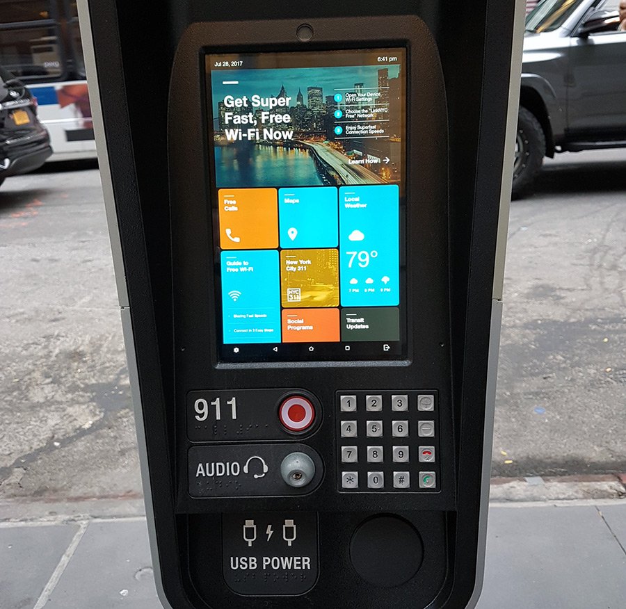 LinkNYC pantallas que sustituyen las antiguas casetas telefónicas que permiten conectarse a wifi y recargar los móviles. Foto de Andrea Hoare Madrid