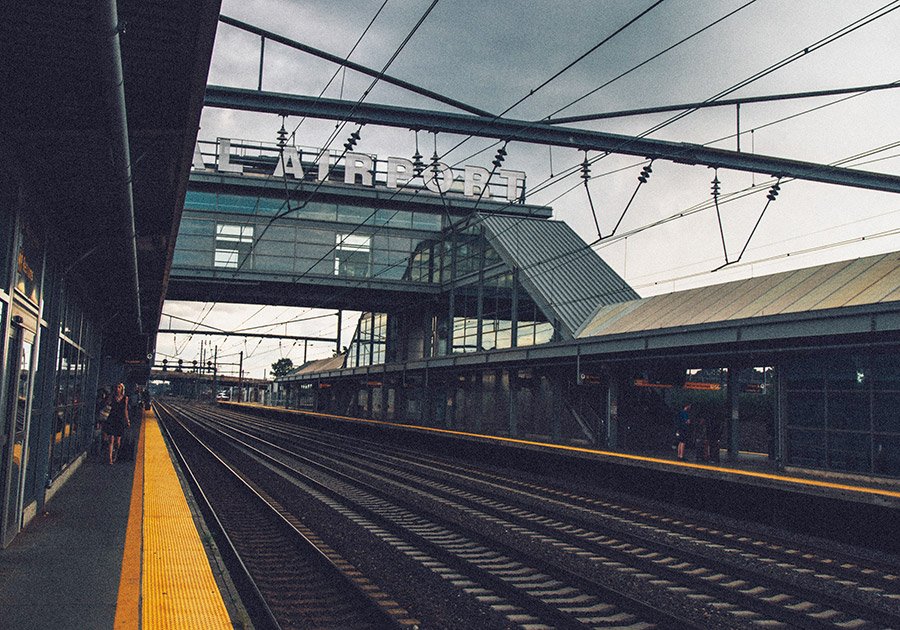 Estación Aitrain Newark de Richard Ciraulo on Unsplash disponible en https://unsplash.com/photos/nbV1kf-bv6E